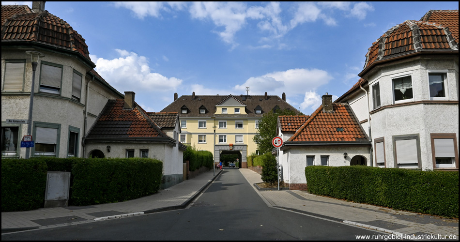 Typische Häuser der Kreinbergsiedlung mit einem Haus mit Straßendurchfahrt