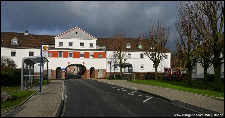 Durchfahrt unter einem Haus der Kreinbergsiedlung 