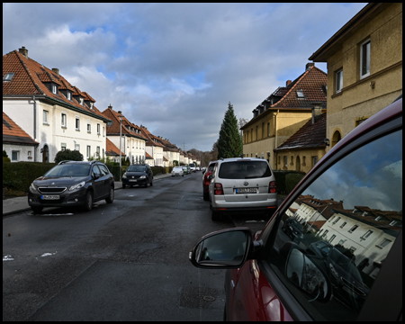 Parkende Autos in einer Wohnstraße