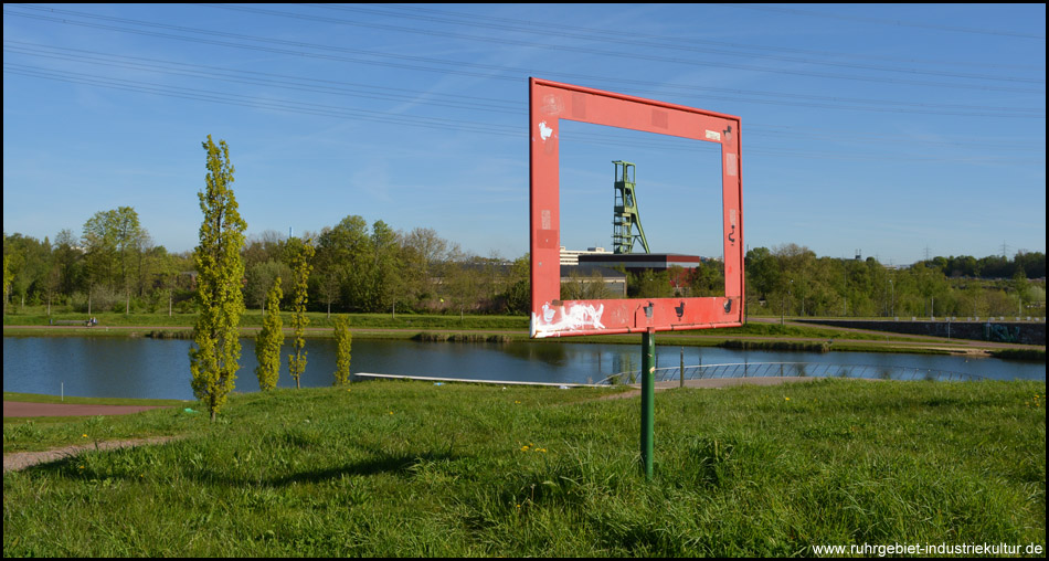 Passender Rahmen für Industriekultur: Zeche Amalia, gesehen vom Hügel am See im Krupp-Park