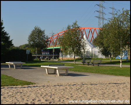 Spielplatz im Kulturpark vor der Brücke
