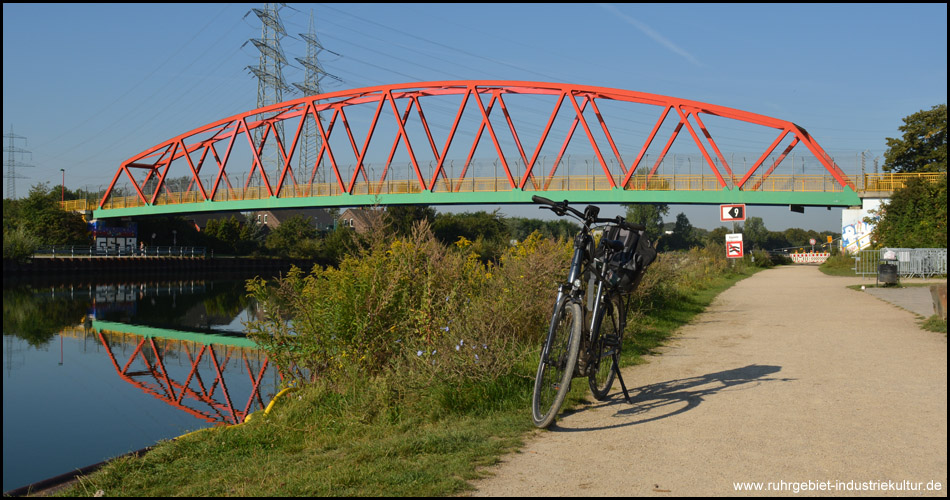 Die Papageienbrücke über den Rhein-Herne-Kanal in voller Schönheit