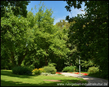 Blumenbeete am Südeingang des Kurparks Königsborn