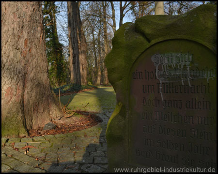 Steinerner Sessel im baumbestandenen Park