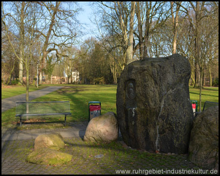 Denkmal mit Sitzgelegenheiten