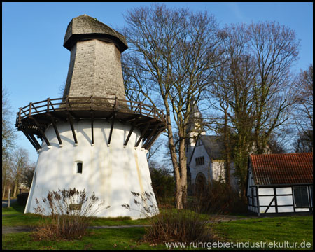 Windpumpe im Winter mit durchscheinender Christuskirche