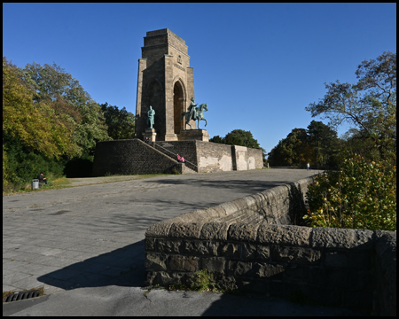 Denkmal mit Pferd und Reiter