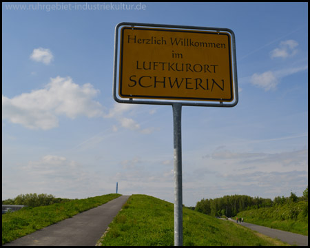 Aufgang zur Landmarke Schwerin mit Ortseingangsschild
