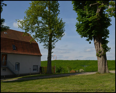 Von der Straße ist schon der große Stahlreif erkennbar