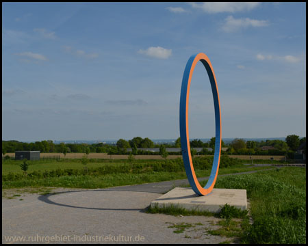 Schweriner Ring auf dem Gipfel des Landschaftsbauwerks