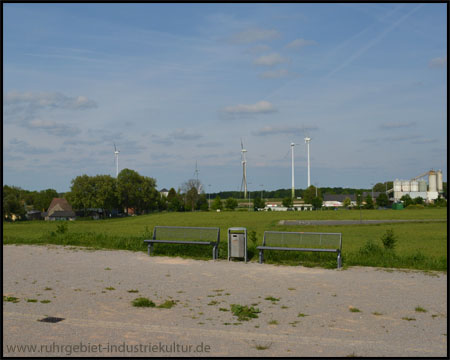 Aussicht zu den Windrädern und Höfen bei Schwerin