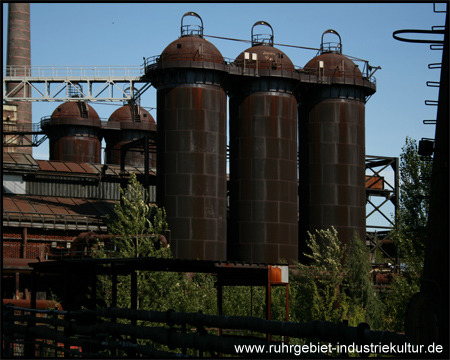 Natur erobert rostende Anlagen