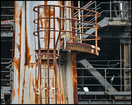 Rostige Leiter an einem Teil an weiner Industrieanlage