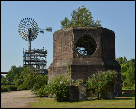 Sinteranlage: Reste eines Schornsteins und Windenergieturm