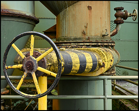 Ein Steuerrad an einem Gas- oder Flüssigkeiten-Rohr