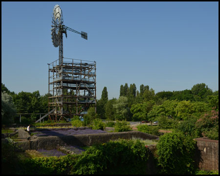 Blick auf den Windenergieturm, die Wasserförderanlage