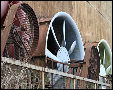 Kühlwerk mit farbigen Lüfter-Ventilatoren