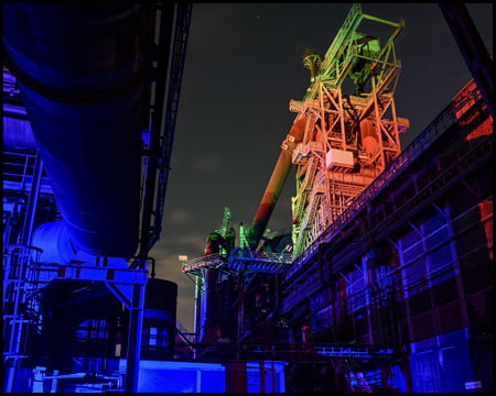 Farbig beleuchteter Hochofen 5 des Hüttenwerks Meiderich im Landschaftspark Duisburg-Nord