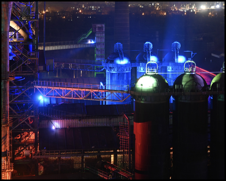 Blick von hoher Position auf tieferliegende Teile einer Industrieanlage