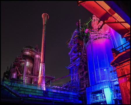 blau, lila und rot angestrahlte Industrieanlagen