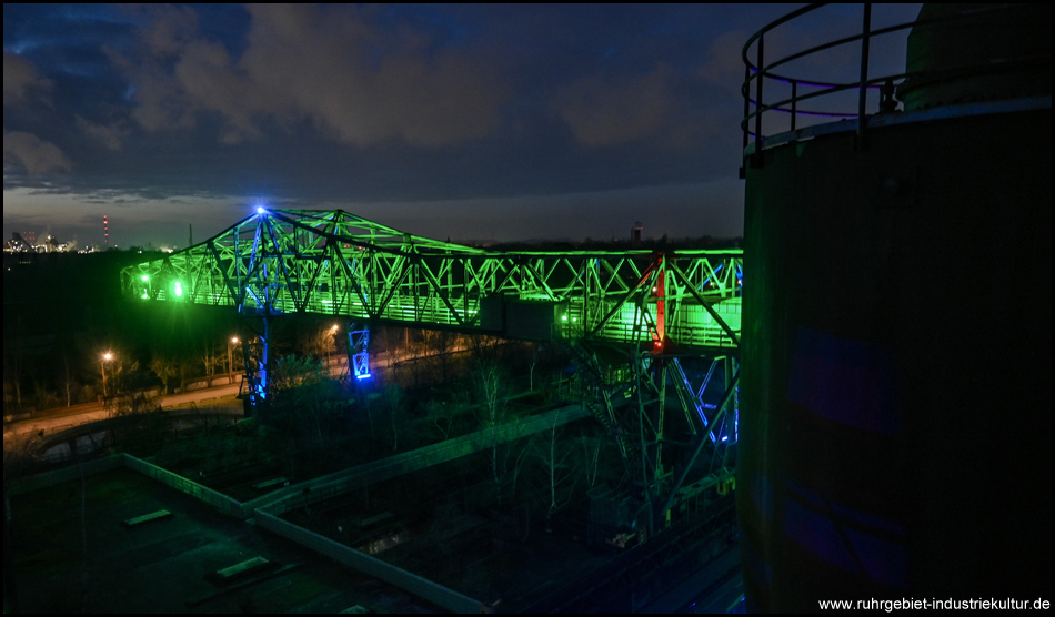 Das grüne Krokodil im Landschaftspark Nord bei Nacht, ein großer Portalkran im Freigelände