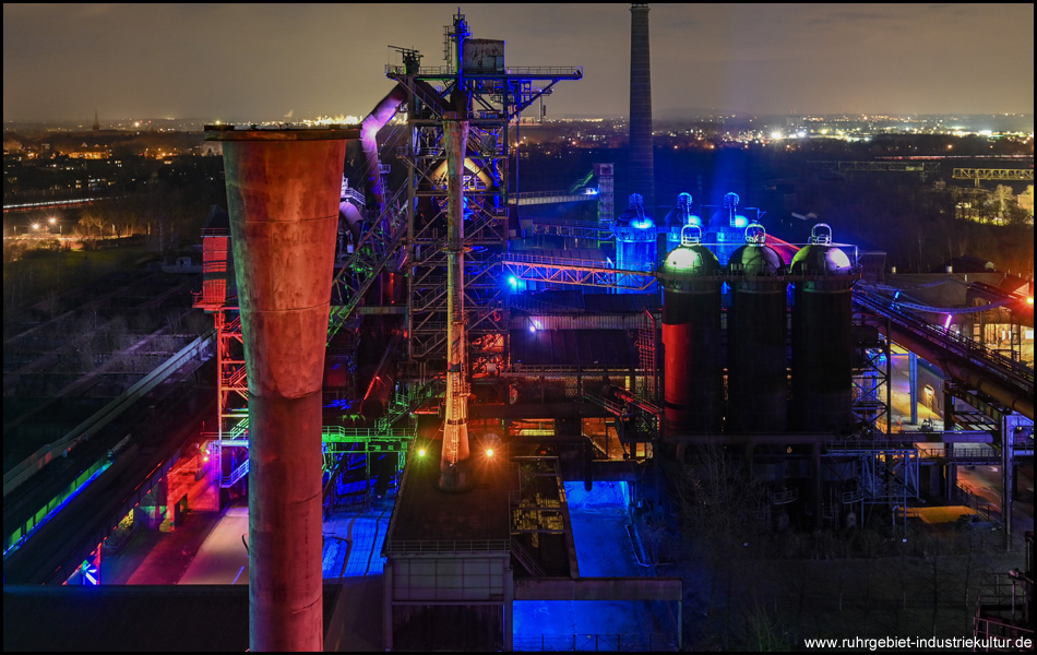 Aussicht vom Hochofen 5 auf die beleuchtete Kulisse des Hüttenwerks Meiderich im Landschaftspark Duisburg-Nord