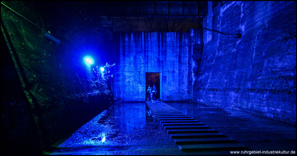 Beliebter Fotospot: Blau beleuchteter Möllerbunker im Landschaftspark Duisburg-Nord