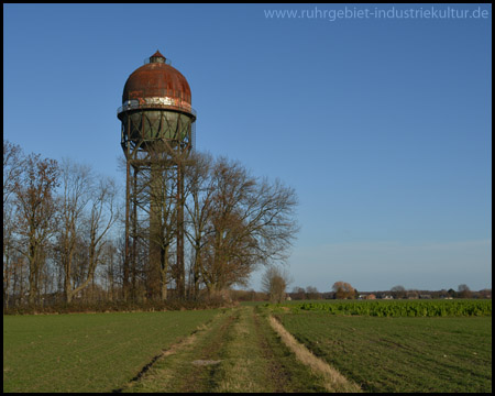 Feldweg zum Wasserturm mit der markanten Form