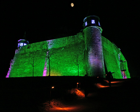 Die Burg, wie sie einige Abende vom Tal aus zu sehen war