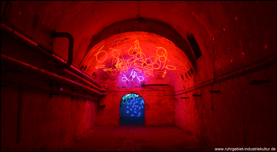 Lieblings-Szene im Lichtkunstzentrum: Der "Tunnel of Tears" von Keith Sonnier mit großer Farbwirkung | VG Bild-Kunst, Bonn 2018