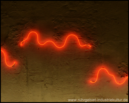 Neonröhren an der hinteren Wand im Säulenkeller