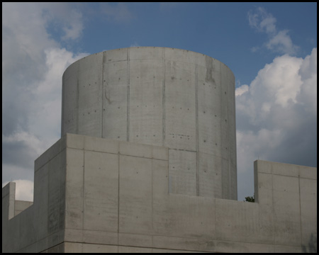 Der Betonkubus von James Turrell wirkt wie eine kleine Burg