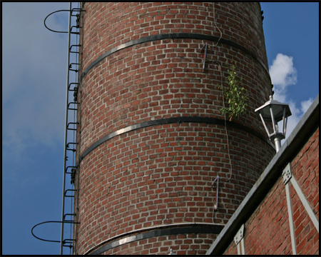 Einzig verbliebener Schornstein der Brauerei mit Zahlen