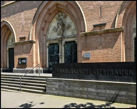 Eingang zur "Grabeskirche Liebfrauen"