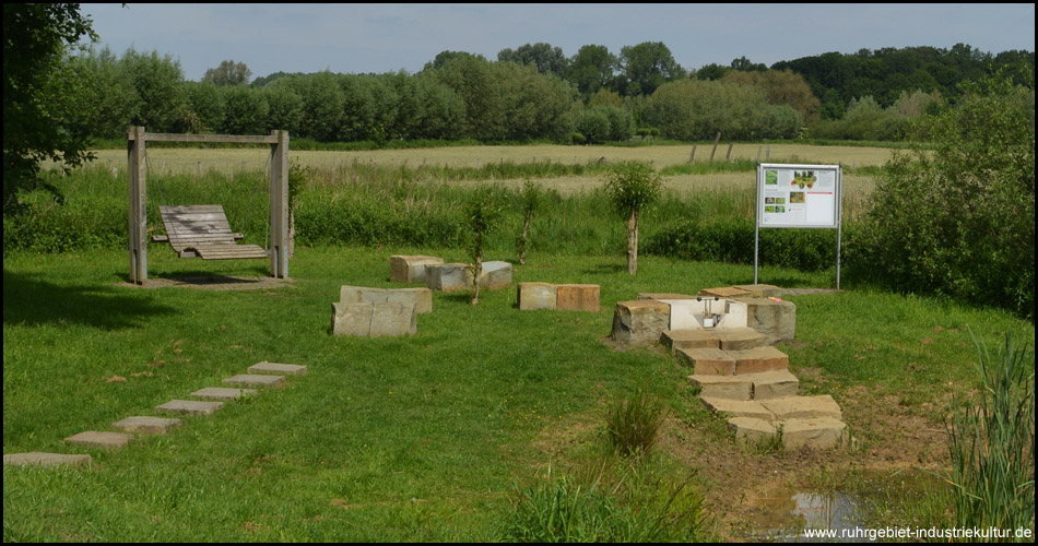 Platz zum Forschen und Erholen: Liegeschaukel für die großen, Treppe zum Keschern für die Kleinen.