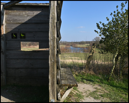 Bretterverschlag am Aussichtshügel