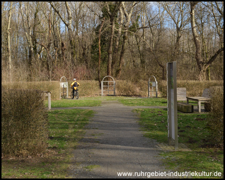 Hecken und Fenster markieren den Grundriss