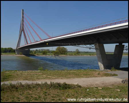 Die Niederrheinbrücke Wesel über den Rhein