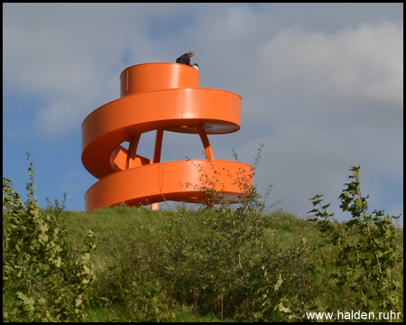 Begehbare Spirale in leuchtendem Orange