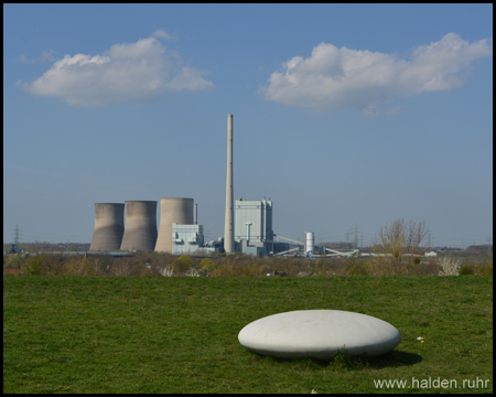 Sitzgelegenheit und Blick aufs Kraftwerk in Werne