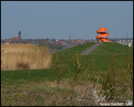 Hügelige Landschaft des Lippeparks mit dem "Haldenzeichen"