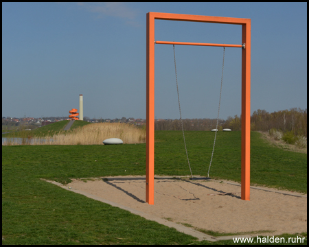 Schaukel und Haldenzeichen im Hintergrund