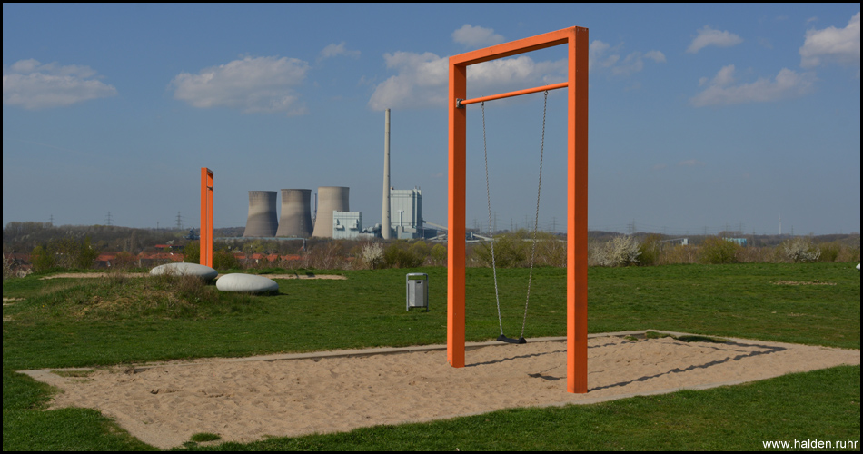 Die Farbe Orange zieht sich durch den Lippepark: Schaukeln mit Fernsicht