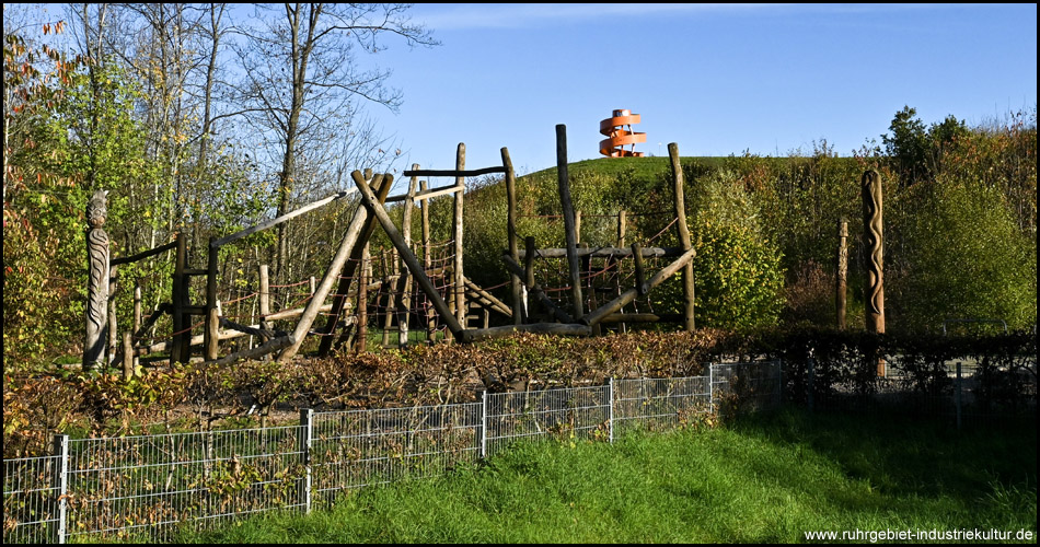 Spielplatz vor dem Hügel mit dem Haldenzeichen im Lippepark Hamm