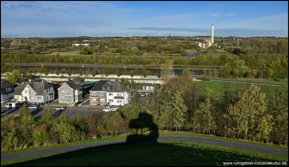 Schatten des Haldenzeichens im Lippepark mit Aussicht auf die Umgebung mit Siedlung und Lippeniederung