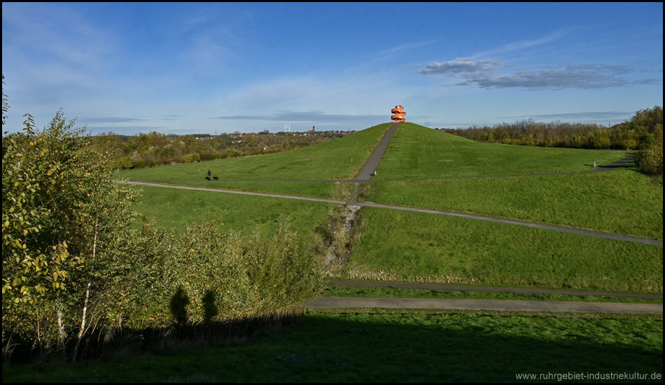 Hügeliger Lippepark Hamm mit dem Haldenzeichen