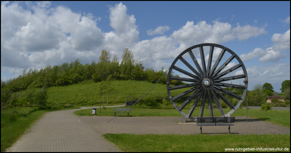 Seilscheibe und Sitzbänke vor der Hiltroper Höhe auf dem Gelände der Zeche Lothringen IV