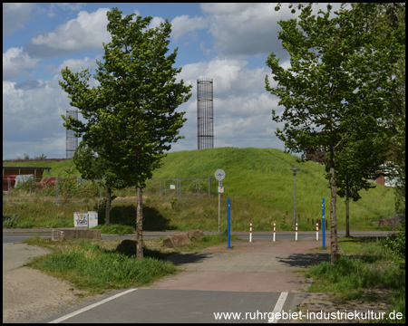 Ende des ausgebauten Radwegs an einem Hügel mit Kunst