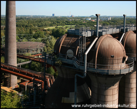 Silos, Tauchgasometer und Gasometer Oberhausen (hinten)