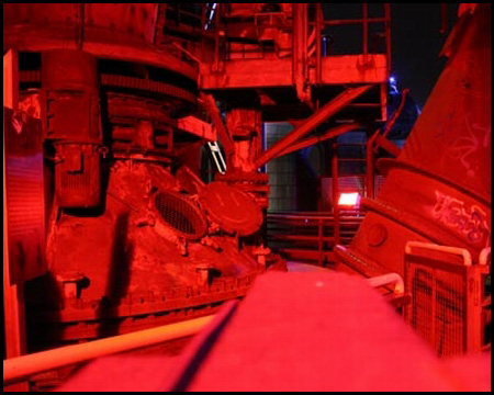Illuminierter Hochofen im Landschaftspark Nord